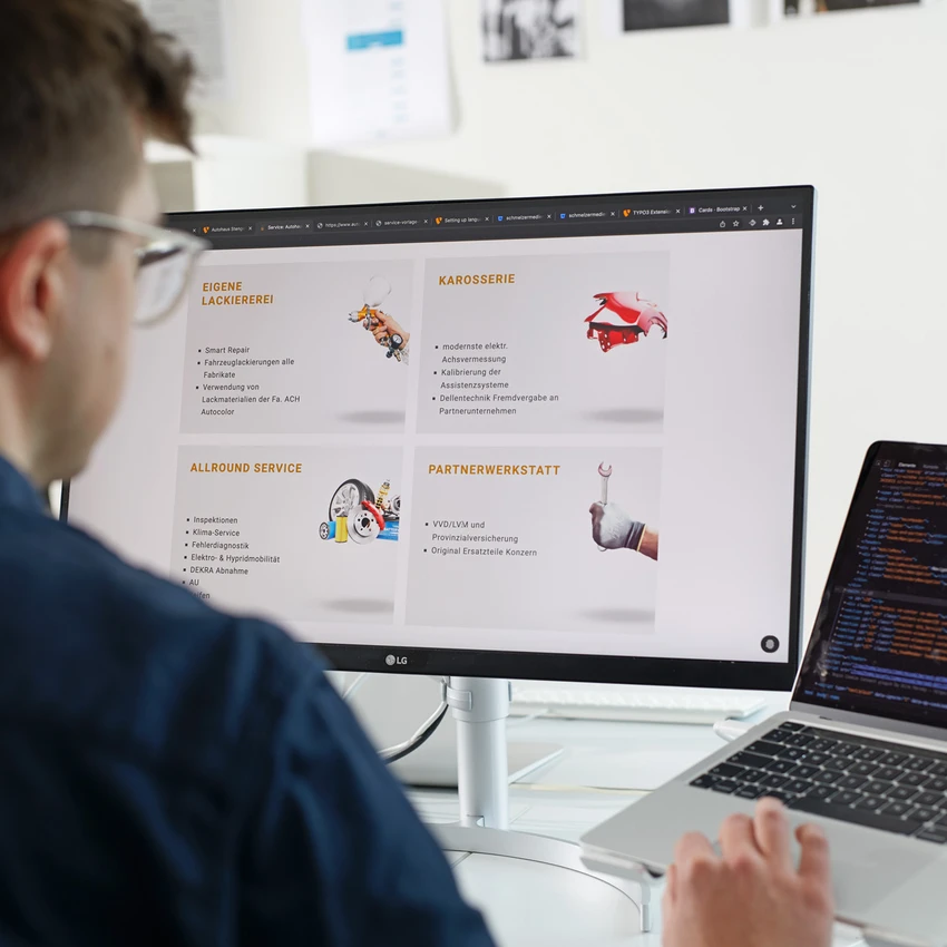 Person codiert auf Laptop mit Monitoranzeige.