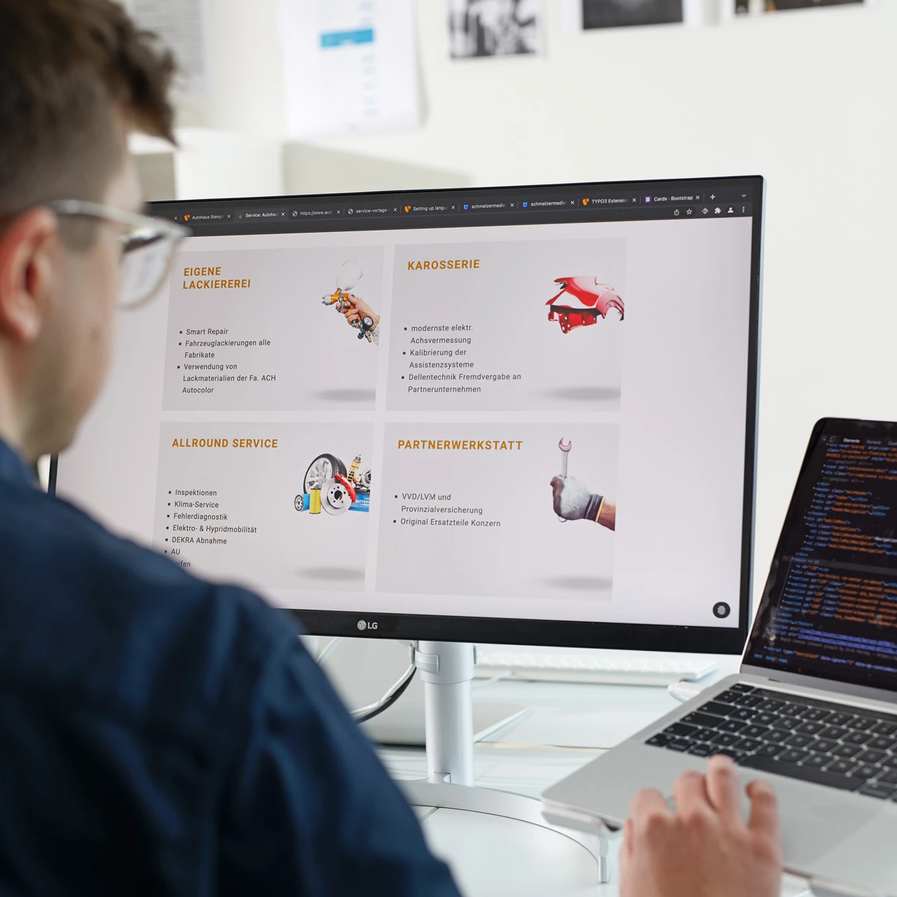 Person codiert auf Laptop mit Monitoranzeige.