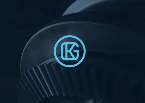 Blaues 'KG'-Logo auf dunklem Zahnrad-Hintergrund.
