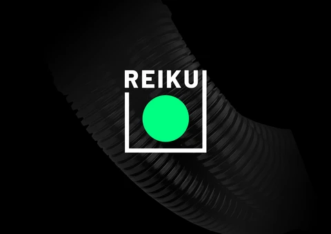 Reiku-Logo mit grünem Kreis auf Schwarz.