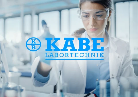 Labortechnikerin mit KABE Labortechnik-Logo.